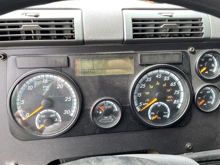 #104-•-2016-freightliner-cascade-evolution-sleeper-cab-semi-tractor-(has-wi-title)-image-62