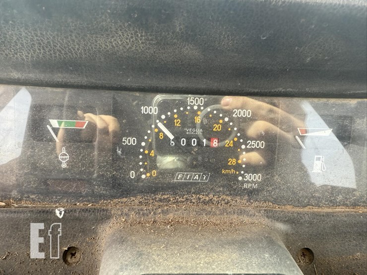 hesston-tractor-2805-image-32