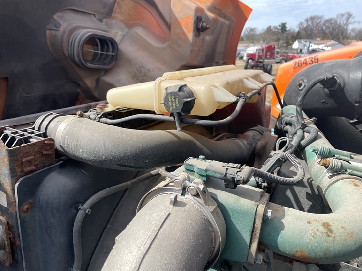 #122-•-2009-volvo-day-cab-semi-tractor-(has-wi-title)-image-64