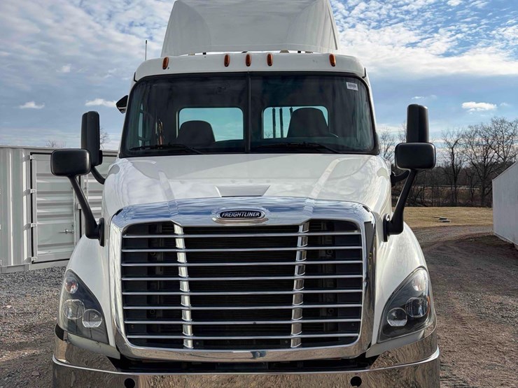2019-freightliner-cascadia-single-axle-road-tractor-image-2