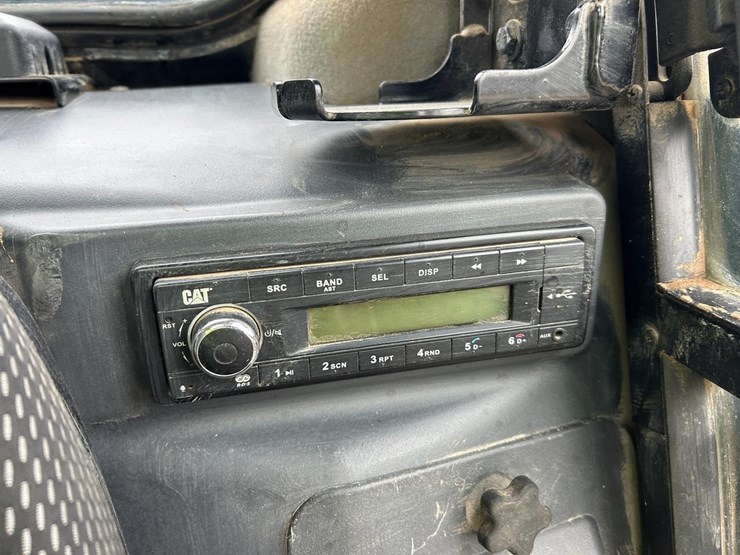 2021-caterpillar-299d3-image-29