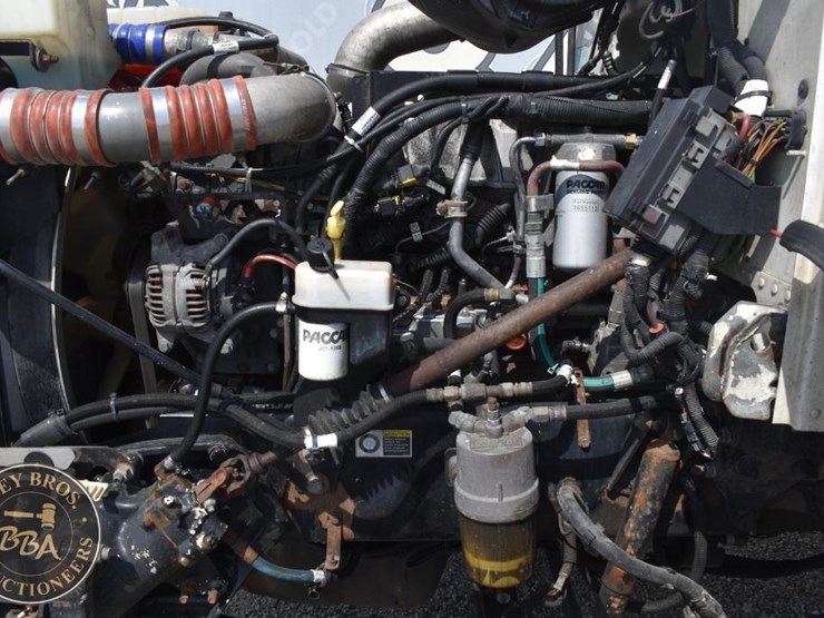 2012-peterbilt-384-image-27