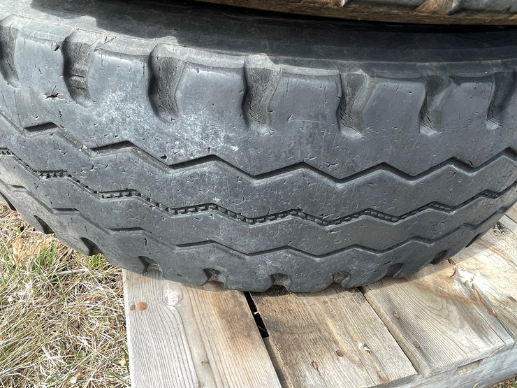 #10710-•-(2)-yokohama-315/80r22.5-truck-tires-on-rims-image-11