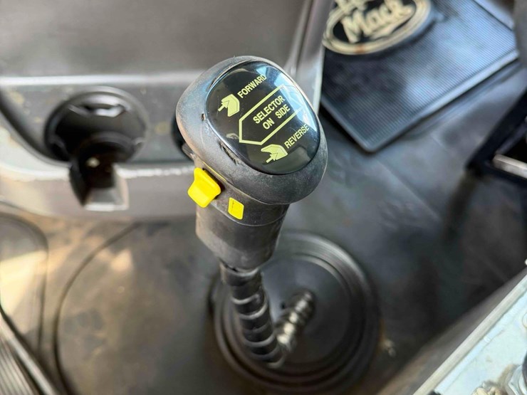 2009-mack-gu713-tri-axle-dump-image-34