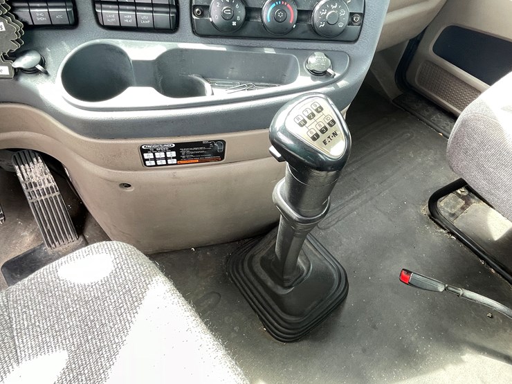 #113-•-2017-freightliner-single-axle-day-cab-semi-tractor-(has-wi-title)-image-62