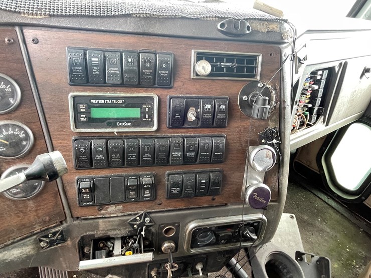 #128-•-2003-western-star-sleeper-cab-semi-tractor-(has-wi-title)-(non-runner)-image-76