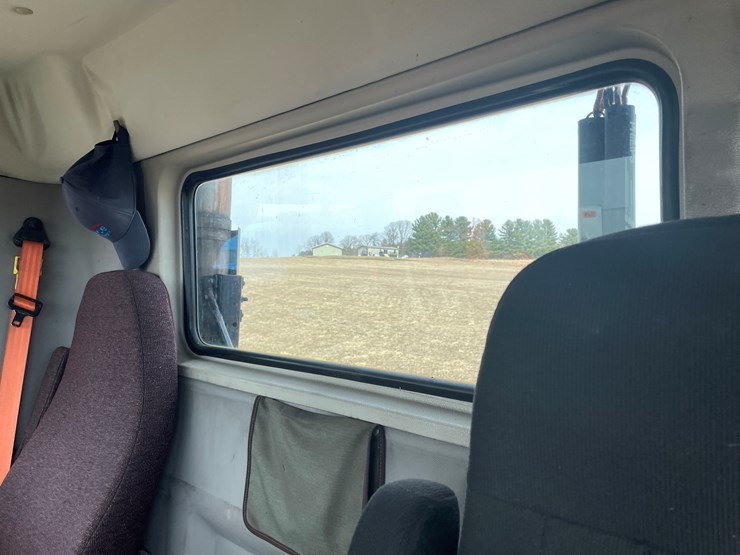 #115-•-2013-volvo-single-axle-day-cab-semi-tractor-(has-wi-title)-image-66