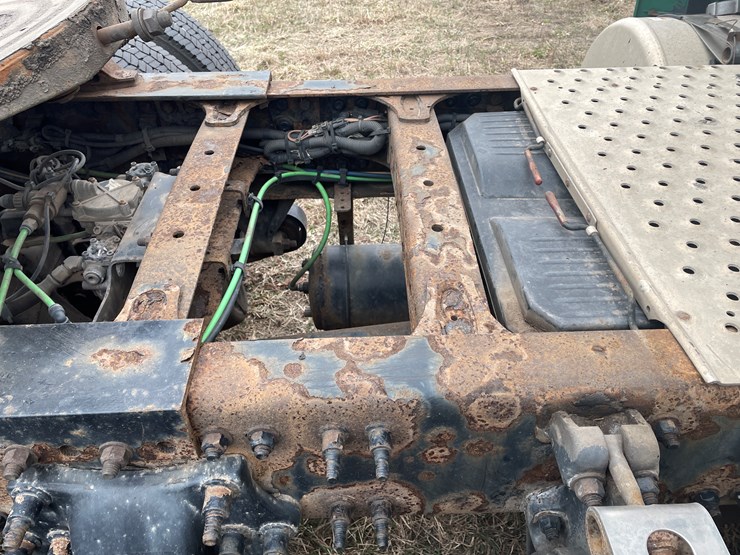 #114-•-2017-freightliner-single-axle-day-cab-semi-tractor-(has-wi-title)-image-25