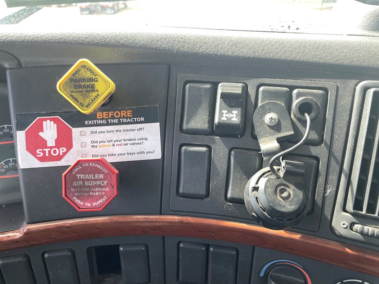 #122-•-2009-volvo-day-cab-semi-tractor-(has-wi-title)-image-83