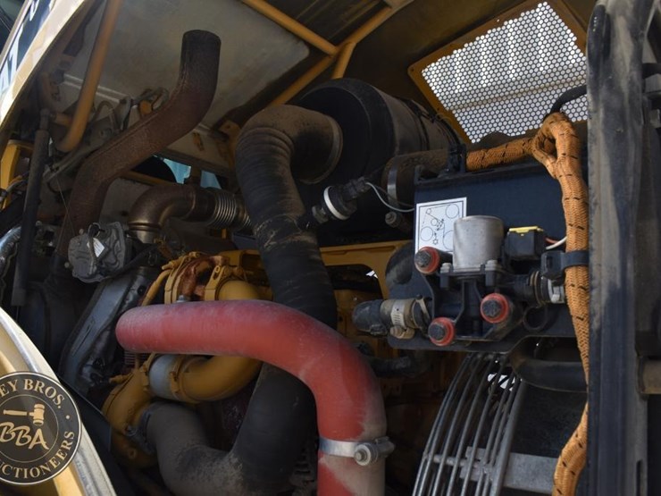 2015-caterpillar-cs66b-image-27