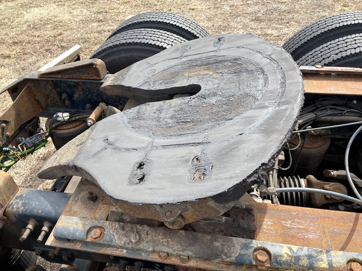 #117-•-2009-volvo-day-cab-semi-tractor-(has-wi-title)-image-38