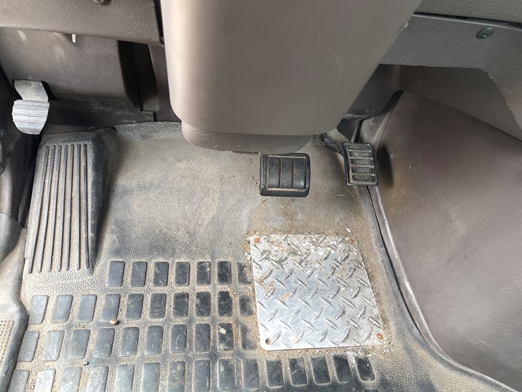 #116-•-2018-volvo-single-axle-day-cab-semi-tractor-(has-wi-title)-image-49