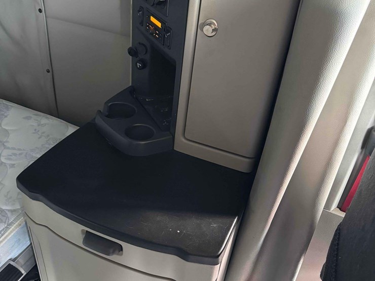 2023-peterbilt-579-image-32