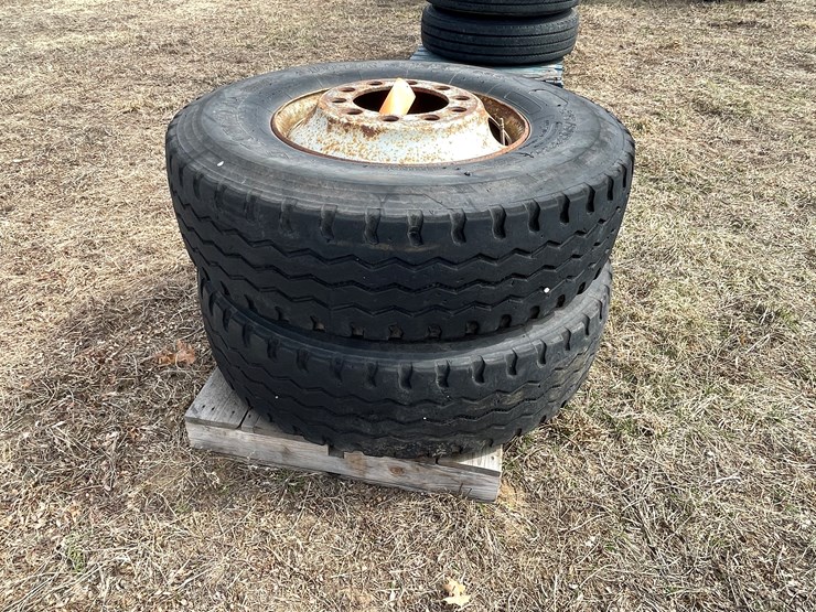 #10710-•-(2)-yokohama-315/80r22.5-truck-tires-on-rims-image-3