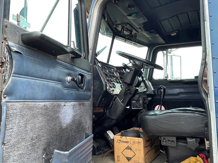 1999-peterbilt-377-image-60