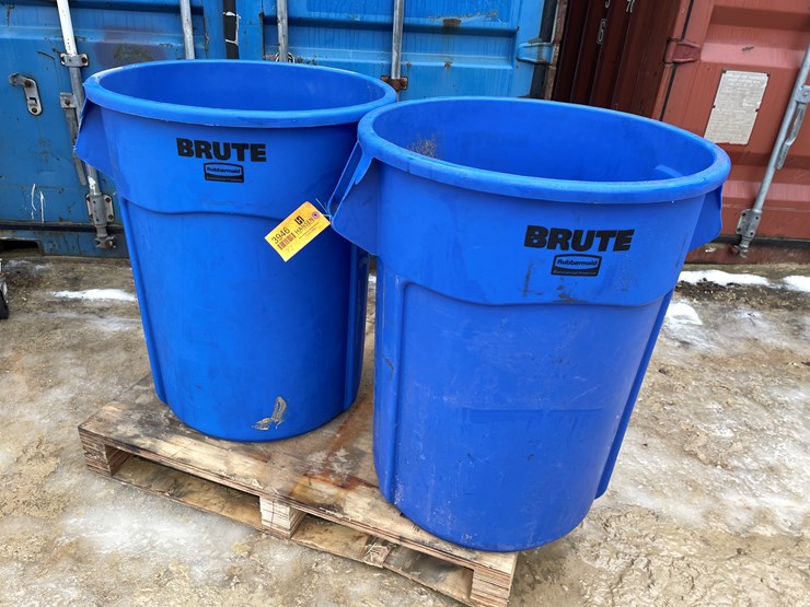#3946-•-(2)-rubbermaid-brute-55-gallon-trash-barrels-image-1