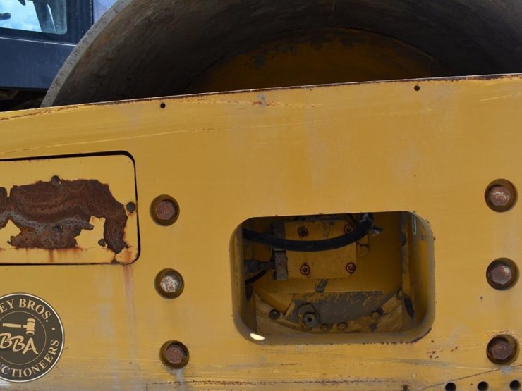 2015-caterpillar-cs66b-image-15