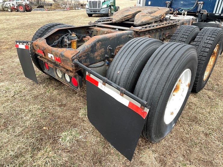 1999-peterbilt-377-image-32