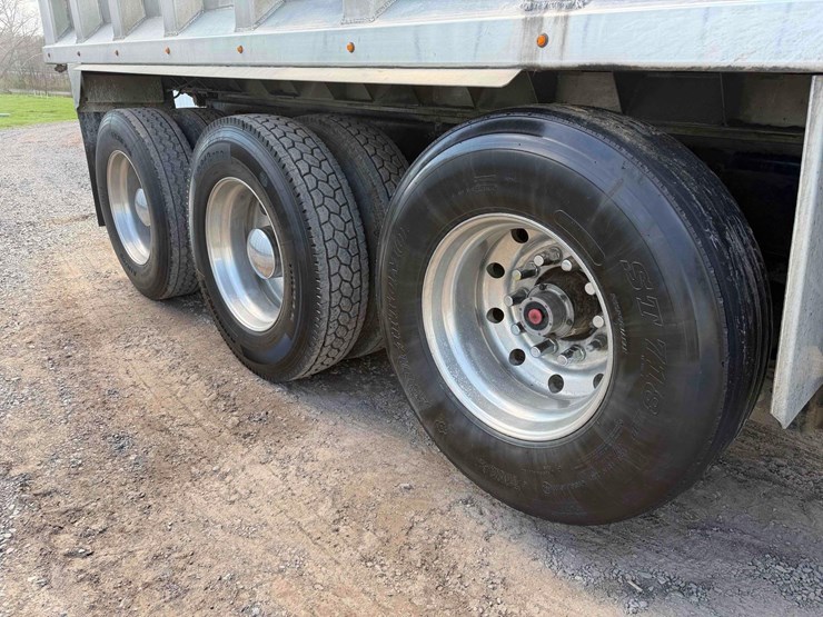 2009-mack-gu713-tri-axle-dump-image-7