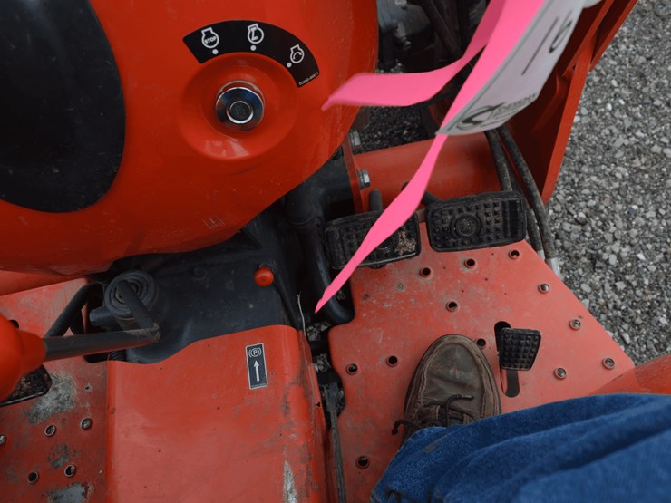 kubota-3301dt-with-la525-loader-image-13