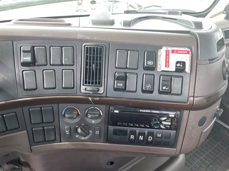 #116-•-2018-volvo-single-axle-day-cab-semi-tractor-(has-wi-title)-image-52