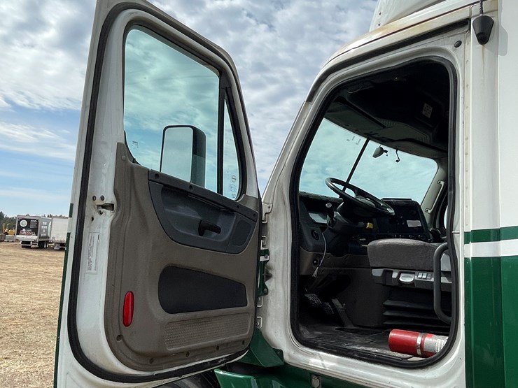 #113-•-2017-freightliner-single-axle-day-cab-semi-tractor-(has-wi-title)-image-52