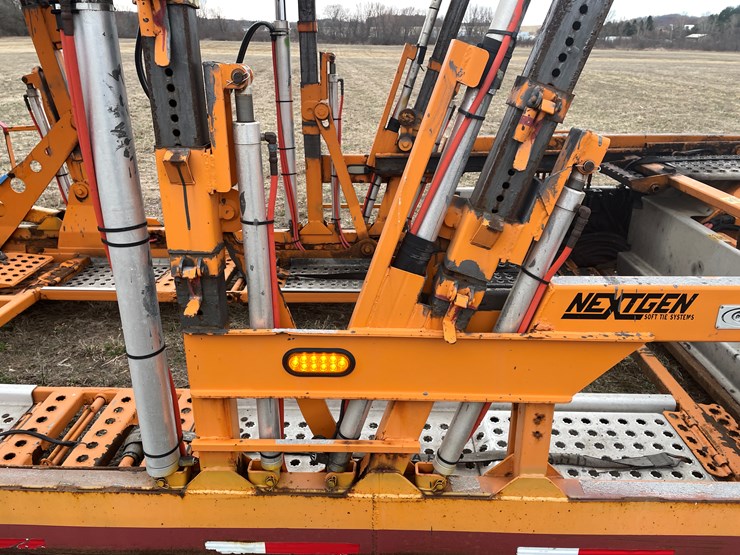 #110-•-2014-volvo-car-hauler-semi-and-trailer-(has-wi-title)-image-54