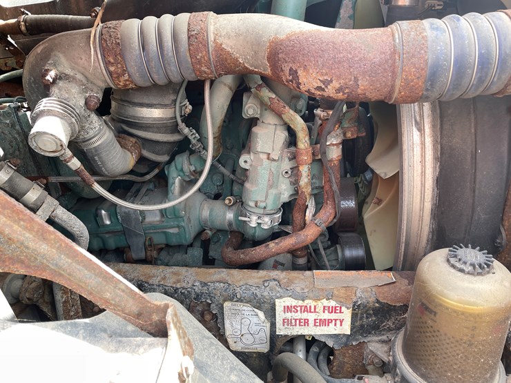 #122-•-2009-volvo-day-cab-semi-tractor-(has-wi-title)-image-67