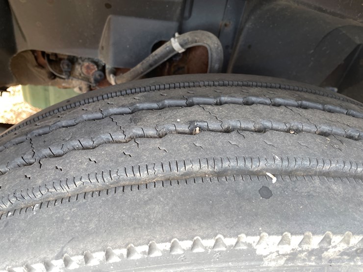 #122-•-2009-volvo-day-cab-semi-tractor-(has-wi-title)-image-9