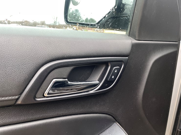 2015-chevrolet-suburban-image-37