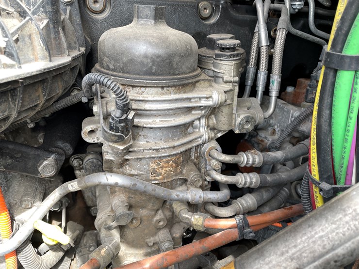 #104-•-2016-freightliner-cascade-evolution-sleeper-cab-semi-tractor-(has-wi-title)-image-47