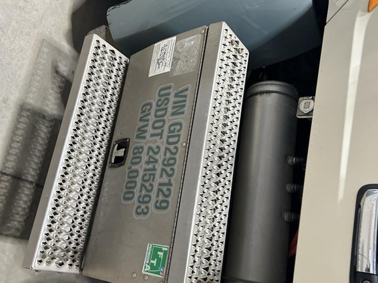 2016-peterbilt-579-image-9