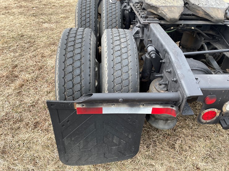 #104-•-2016-freightliner-cascade-evolution-sleeper-cab-semi-tractor-(has-wi-title)-image-35