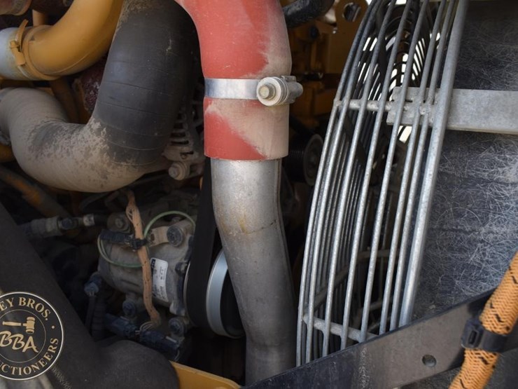 2015-caterpillar-cs66b-image-28