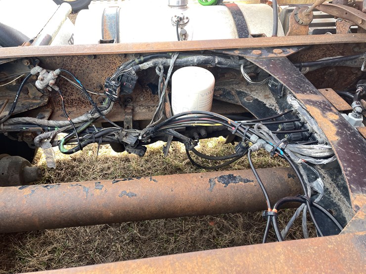 #123-•-2006-volvo-day-cab-semi-tractor-(has-wi-title)-image-30