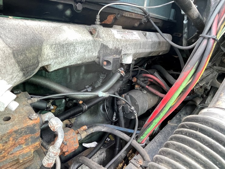 #134-•-2001-freightliner-century-class-sleeper-cab-semi-tractor-(has-wi-title)-(non-runner)-image-59