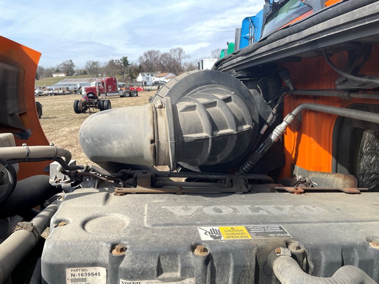 #123-•-2006-volvo-day-cab-semi-tractor-(has-wi-title)-image-69