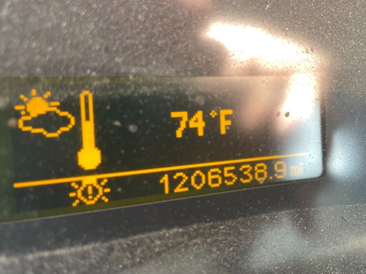 #121-•-2009-volvo-day-cab-semi-tractor-(has-wi-title)-image-84