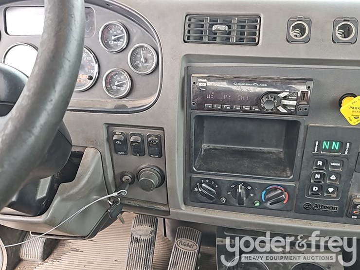 2016-peterbilt-348-image-32