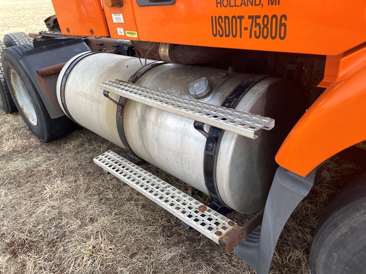 #123-•-2006-volvo-day-cab-semi-tractor-(has-wi-title)-image-19