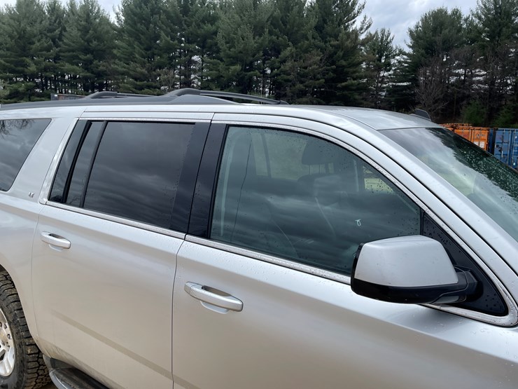 2015-chevrolet-suburban-image-22