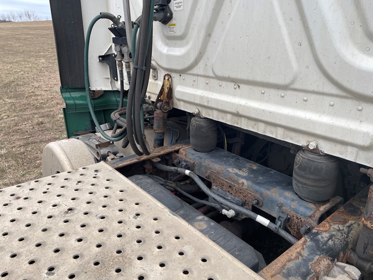 #114-•-2017-freightliner-single-axle-day-cab-semi-tractor-(has-wi-title)-image-21