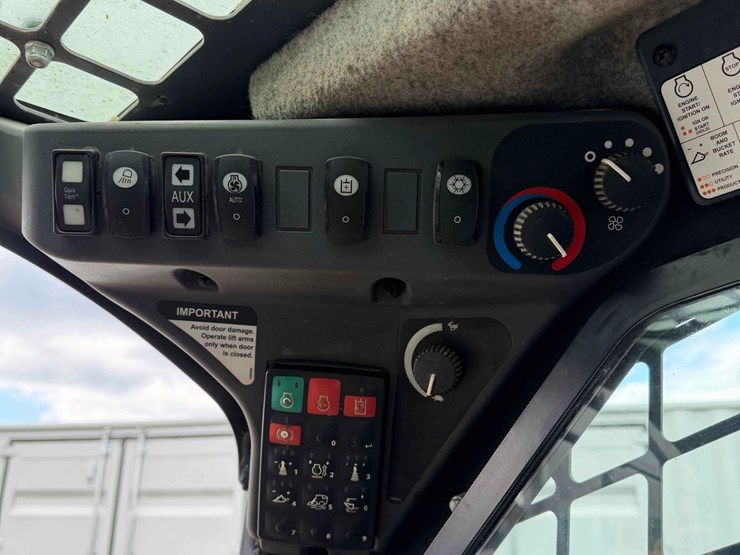 2018-deere-332g-image-17