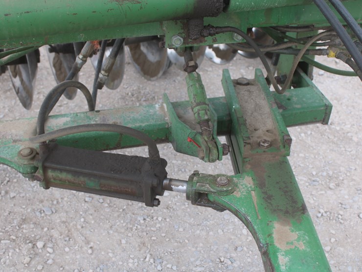 john-deere-220-image-16
