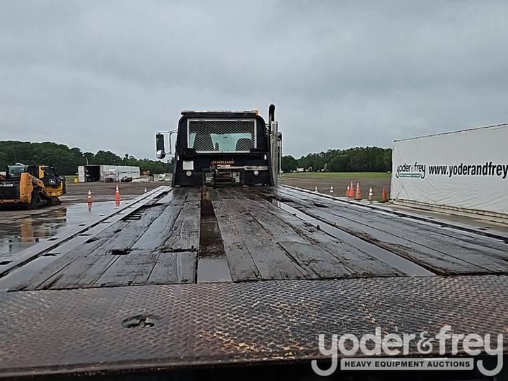 2016-peterbilt-348-image-21