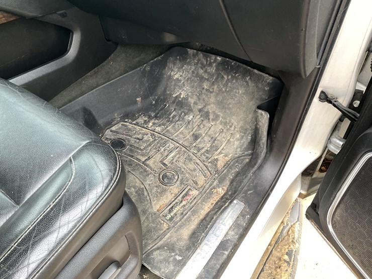 2015-chevrolet-suburban-image-55