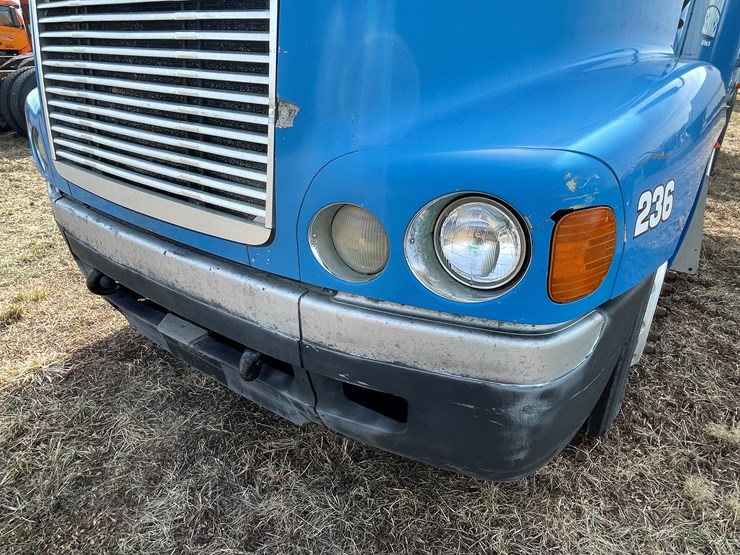 #134-•-2001-freightliner-century-class-sleeper-cab-semi-tractor-(has-wi-title)-(non-runner)-image-12