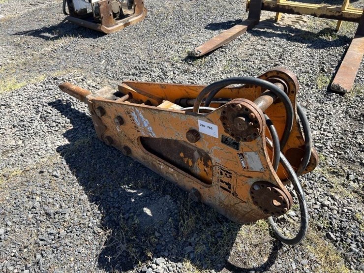 bti-tb6250a-hydraulic-breaker-image-2