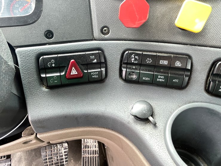 #113-•-2017-freightliner-single-axle-day-cab-semi-tractor-(has-wi-title)-image-65