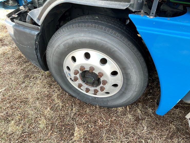 #134-•-2001-freightliner-century-class-sleeper-cab-semi-tractor-(has-wi-title)-(non-runner)-image-52